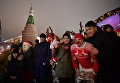 Горожане во время новогодних гуляний в Москве Горожане во время новогодних гуляний в Москве