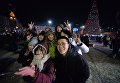 Туристы во время встречи Нового 2017 года на центральной площади во Владивостоке Туристы во время встречи Нового 2017 года на центральной площади во Владивостоке