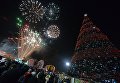 Праздничный салют в честь наступления 2017 года во время встречи Нового года на центральной площади во Владивостоке Праздничный салют в честь наступления 2017 года во время встречи Нового года на центральной площади во Владивостоке