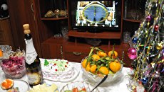 Праздничный стол во время встречи Нового года. Архивное фото Праздничный стол во время встречи Нового года. Архивное фото