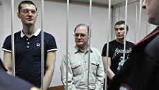 Обвиняемые по делу о беспорядках на Болотной площади 6 мая 2012 года Ярослав Белоусов, Сергей Кривов и Артем Савелов (слева направо). Архивное фото Обвиняемые по делу о беспорядках на Болотной площади 6 мая 2012 года Ярослав Белоусов, Сергей Кривов и Артем Савелов (слева направо). Архивное фото
