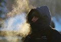 Мужчина на улице Москвы в морозный день Мужчина на улице Москвы в морозный день