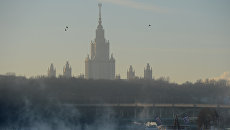 Вид на главное здание МГУ на Воробьевых горах с Пушкинской набережной. Архивное фото Вид на главное здание МГУ на Воробьевых горах с Пушкинской набережной. Архивное фото