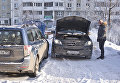 Автомобилист заряжает аккумулятор своего автомобиля в Москве Автомобилист заряжает аккумулятор своего автомобиля в Москве