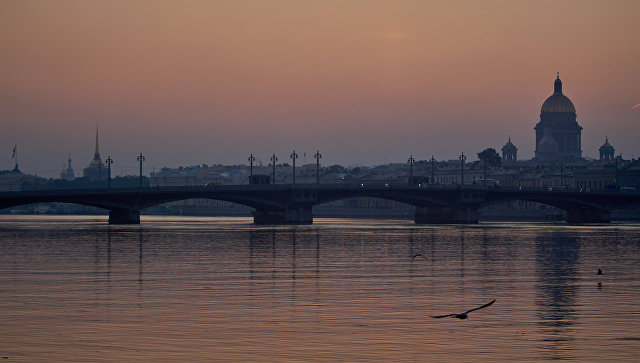 Вид на Благовещенский мост и Исаакиевский собор на рассвете в Санкт-Петербурге. архивное фото