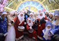 Участники торжественного шествия во время парада Снегурочек в Москве Участники торжественного шествия во время парада Снегурочек в Москве