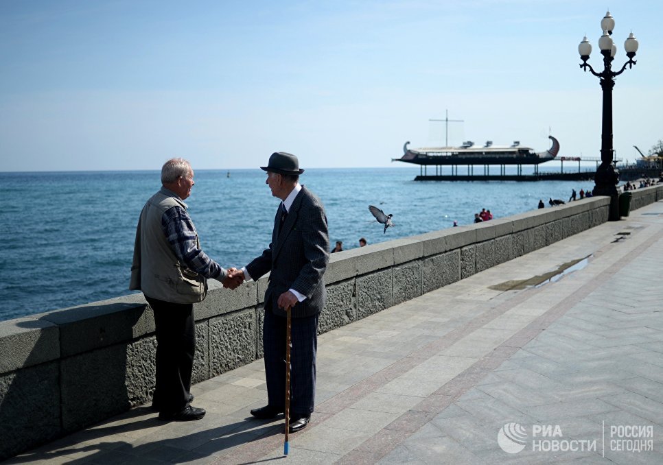 Пожилые люди на набережной в Ялте Пожилые люди на набережной в Ялте