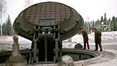 Военные осматривают шахту ракеты Тополь-М Военные осматривают шахту ракеты Тополь-М