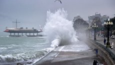 Набережная Ялты во время шторма на Черном море. Архивное фото Набережная Ялты во время шторма на Черном море. Архивное фото