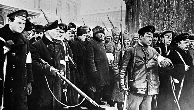 Восставшие ведут в Таврический дворец переодетых городовых во время Февральской буржуазно-

демократической революции. Петроград, 1917 год