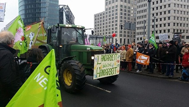 В Берлине прошел крупный марш протеста сельхозработников