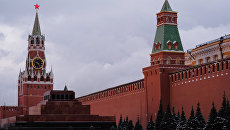 Спасская (слева) и Сенатская башни Московского Кремля. Архивное фото Спасская (слева) и Сенатская башни Московского Кремля. Архивное фото