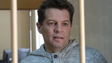 Задержанный в России по обвинению в шпионаже гражданин Украины Роман Сущенко в здании Лефортовского суда города Москвы, где рассматривается ходатайство следствия о продлении ему ареста. Архивное фото Задержанный в России по обвинению в шпионаже гражданин Украины Роман Сущенко в здании Лефортовского суда города Москвы, где рассматривается ходатайство следствия о продлении ему ареста. Архивное фото