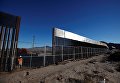 Недавно построенный участок забора, разделяющий США и Мексику, Sunland Park Недавно построенный участок забора, разделяющий США и Мексику, Sunland Park