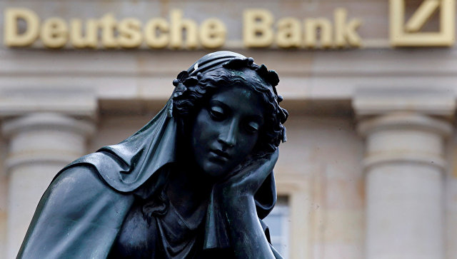 Статуя рядом с офисом компании Deutsche Bank во Франкфурте-на-Майне, Германия. Архивное фото