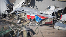Обломки, упавшего у берегов Сочи самолета Минобороны РФ Ту-154, собранные на территории сочинского аэропорта Обломки, упавшего у берегов Сочи самолета Минобороны РФ Ту-154, собранные на территории сочинского аэропорта