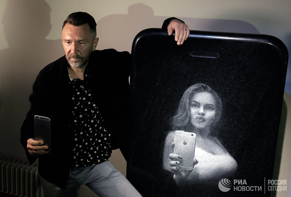 Лидер группы Ленинград Сергей Шнуров на собственной выставке Ретроспектива брендреализма в музее современного искусства Эрарта в Санкт-Петербурге Лидер группы Ленинград Сергей Шнуров на собственной выставке Ретроспектива брендреализма в музее современного искусства Эрарта в Санкт-Петербурге