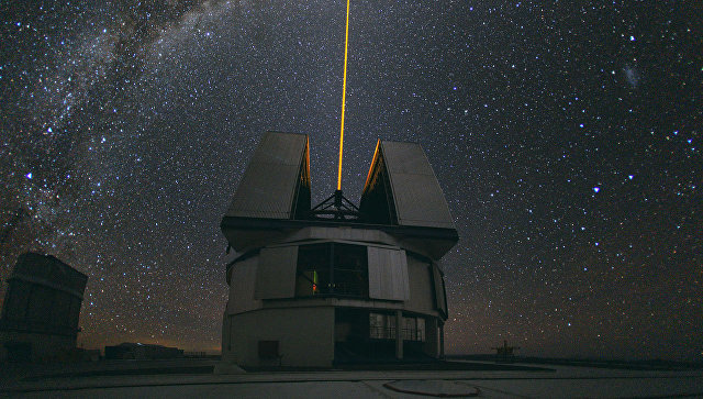 Лазерный луч на фоне Млечного Пути