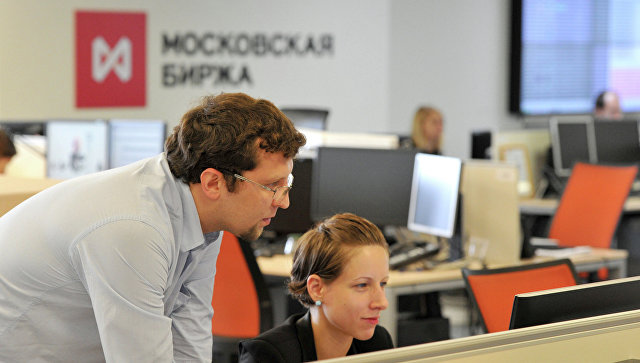 Сотрудники в офисе московской биржи ММВБ-РТС. Архивное фото