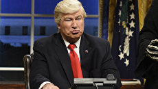 Актер Алек Болдуин пародирует Дональда Трампа. Архивное фото Актер Алек Болдуин пародирует Дональда Трампа. Архивное фото