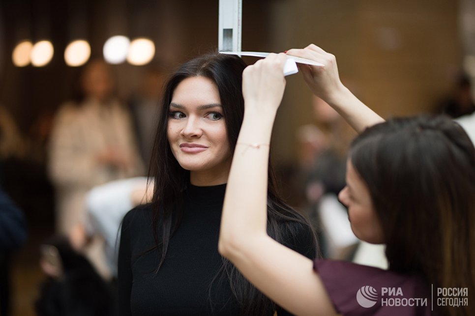 Измерение роста участницы открытого кастинга национального конкурса Мисс Россия в торговом центре Афимолл Сити в Москве Измерение роста участницы открытого кастинга национального конкурса Мисс Россия в торговом центре Афимолл Сити в Москве