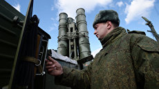 Военнослужащий у зенитного ракетного комплекса (ЗРК) Триумф С-400. Архивное фото Военнослужащий у зенитного ракетного комплекса (ЗРК) Триумф С-400. Архивное фото