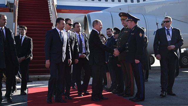 Президент РФ Владимир Путин во время церемонии встречи в аэропорту Душанбе. 27 февраля 2017