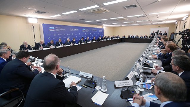 Председатель правительства РФ Дмитрий Медведев во время встречи с представителями российских деловых кругов, принимающих участие в Российском инвестиционном форуме в Сочи