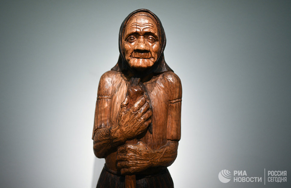 Скульптура С.М. Чуракова Бабушка деревенская на выставке Мужики и бабы в постоянной экспозиции Третьяковской галереи на Крымском Валу в Москве Скульптура С.М. Чуракова Бабушка деревенская на выставке Мужики и бабы в постоянной экспозиции Третьяковской галереи на Крымском Валу в Москве