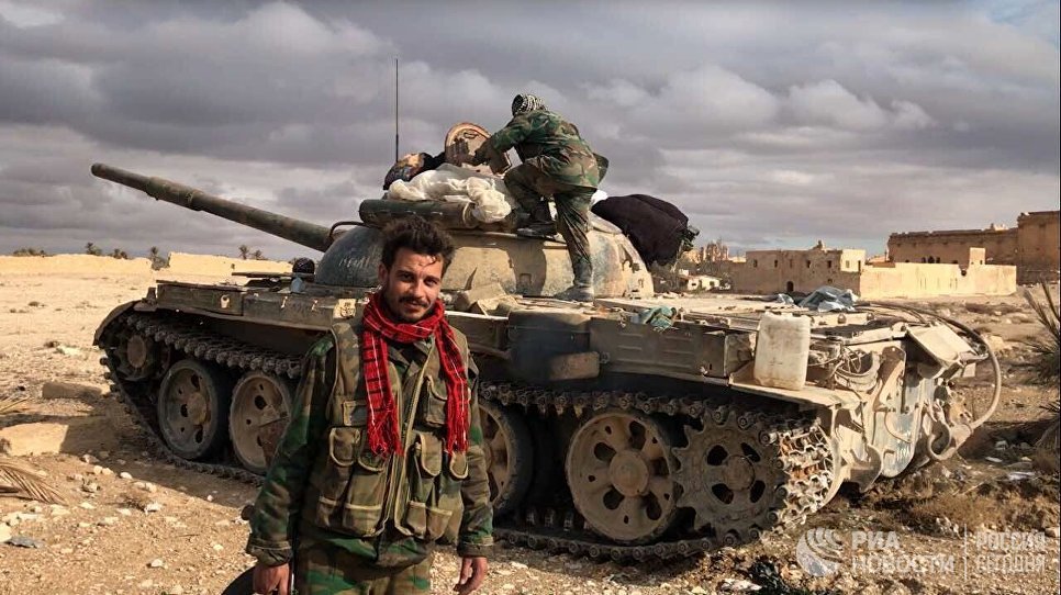 Военнослужащие Сирийской Арабской Республики возле историко-архитектурного комплекса Древней Пальмиры в сирийской провинции Хомс Военнослужащие Сирийской Арабской Республики возле историко-архитектурного комплекса Древней Пальмиры в сирийской провинции Хомс