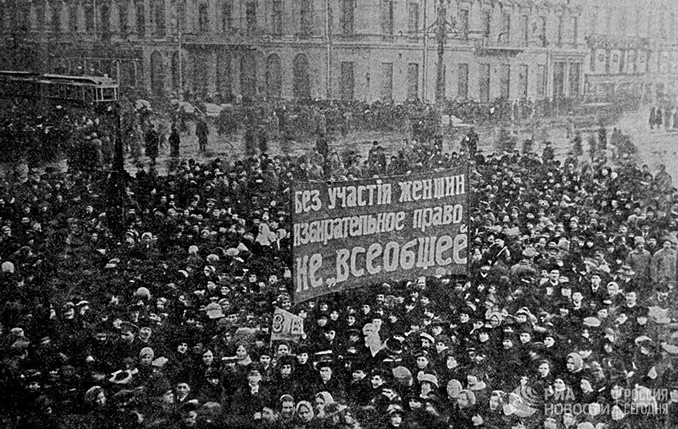 Шествие женщин по Невскому проспекту в Петрограде в Международный женский День