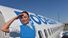 Стюардесса на трапе у самолета российской авиакомпании Победа. Архивное фото Стюардесса на трапе у самолета российской авиакомпании Победа. Архивное фото