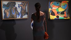 Посетительница на открытии выставки Лицом к будущему. Искусство Европы 1945–1968 в ГМИИ имени А.С. Пушкина в Москве Посетительница на открытии выставки Лицом к будущему. Искусство Европы 1945–1968 в ГМИИ имени А.С. Пушкина в Москве