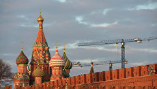 Вид на кремлевскую стену и собор Покрова Пресвятой Богородицы, Москва. Архивное фото Вид на кремлевскую стену и собор Покрова Пресвятой Богородицы, Москва. Архивное фото