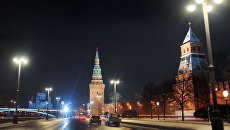 Кремлевская набережная в Москве. Архивное фото Кремлевская набережная в Москве. Архивное фото