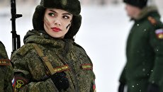 Участница во время конкурса красоты и профессионального мастерства среди женщин-военнослужащих ракетных войск стратегического назначения Макияж под камуфляж. Архивное фото Участница во время конкурса красоты и профессионального мастерства среди женщин-военнослужащих ракетных войск стратегического назначения Макияж под камуфляж. Архивное фото