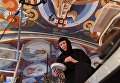 Монахиня во время реставрации в Свято-Никольском Черноостровском женском монастыре в городе Малоярославце Калужской области Монахиня во время реставрации в Свято-Никольском Черноостровском женском монастыре в городе Малоярославце Калужской области