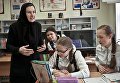 Жительница США матушка Екатерина проводит занятие по английскому языку в школе детского приюта Отрада в Свято-Никольском Черноостровском женском монастыре Жительница США матушка Екатерина проводит занятие по английскому языку в школе детского приюта Отрада в Свято-Никольском Черноостровском женском монастыре