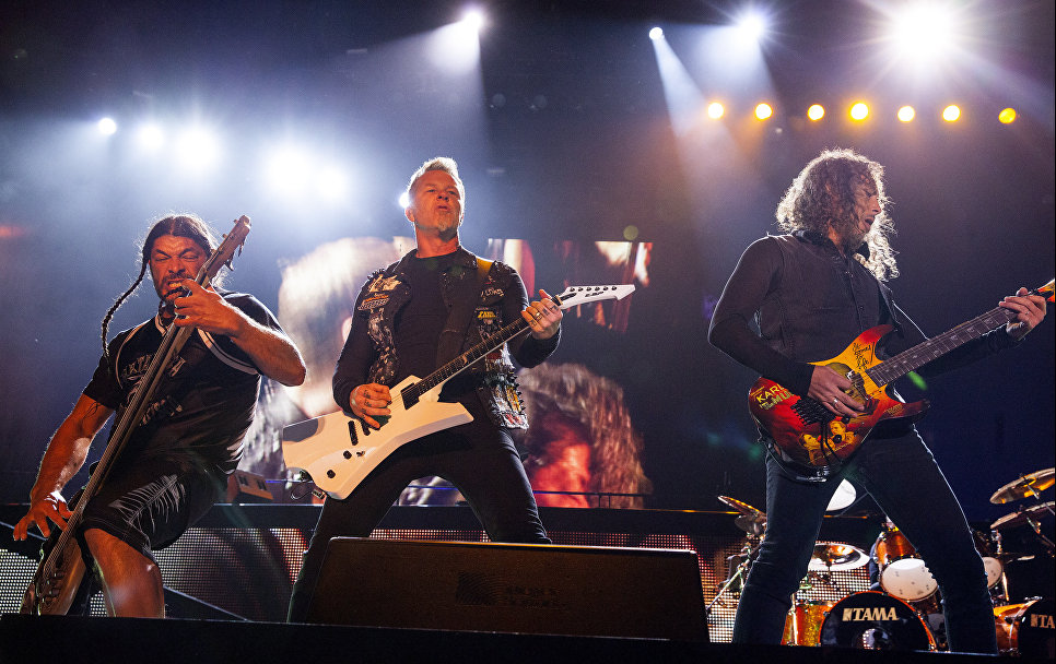 Участники группы Metallica Роберт Трухильо, Джеймс Хэтфилд и Кирк Хэммет на фестивале Voodoo Music Experience в Новом Орлеане Участники группы Metallica Роберт Трухильо, Джеймс Хэтфилд и Кирк Хэммет на фестивале Voodoo Music Experience в Новом Орлеане