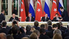 Президент РФ Владимир Путин и президент Турции Реджеп Тайип Эрдоган на церемонии подписания документов после заседания Совета сотрудничества высшего уровня между РФ и Турцией Президент РФ Владимир Путин и президент Турции Реджеп Тайип Эрдоган на церемонии подписания документов после заседания Совета сотрудничества высшего уровня между РФ и Турцией