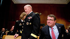 Министр обороны США Эштон Картер и председатель Объединенного комитета начальников штабов США Мартин Демпси (слева). Архивное фото Министр обороны США Эштон Картер и председатель Объединенного комитета начальников штабов США Мартин Демпси (слева). Архивное фото