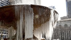 Замерзший фонтан в Брайант-парке, США. Архивное фото Замерзший фонтан в Брайант-парке, США. Архивное фото