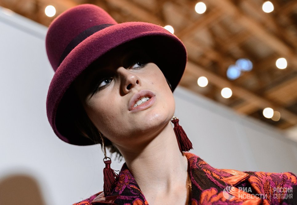 Модель в одежде из новой коллекции дизайнера Славы Зайцева в рамках Mercedes-Benz Fashion Week Russia Модель в одежде из новой коллекции дизайнера Славы Зайцева в рамках Mercedes-Benz Fashion Week Russia