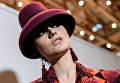 Модель в одежде из новой коллекции дизайнера Славы Зайцева в рамках Mercedes-Benz Fashion Week Russia Модель в одежде из новой коллекции дизайнера Славы Зайцева в рамках Mercedes-Benz Fashion Week Russia