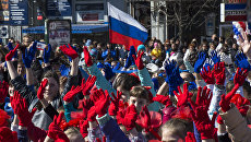 Участники празднования годовщины Крымской весны во время шествия по центральным улицам Симферополя. Архивное фото Участники празднования годовщины Крымской весны во время шествия по центральным улицам Симферополя. Архивное фото