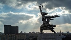 Скульптура Веры Мухиной Рабочий и колхозница у Всероссийского выставочного центра. Архивное фото. Скульптура Веры Мухиной Рабочий и колхозница у Всероссийского выставочного центра. Архивное фото.