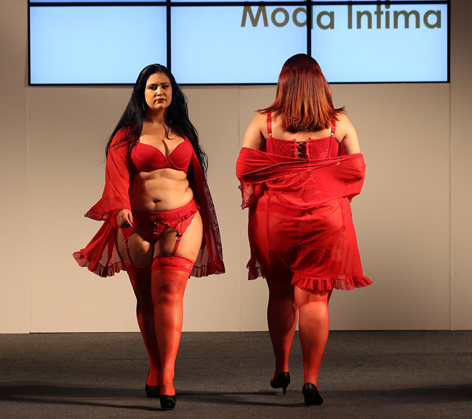 Модели размера плюс на показе в рамках Fashion Weekend Plus Size в Сан-Паулу, Бразилия Модели размера плюс на показе в рамках Fashion Weekend Plus Size в Сан-Паулу, Бразилия