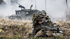 Военнослужащий войск НАТО во время учений в Латвии Военнослужащий войск НАТО во время учений в Латвии