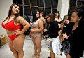 Модели размера плюс за кулисами Fashion Weekend Plus Size в Сан-Паулу, Бразилия Модели размера плюс за кулисами Fashion Weekend Plus Size в Сан-Паулу, Бразилия