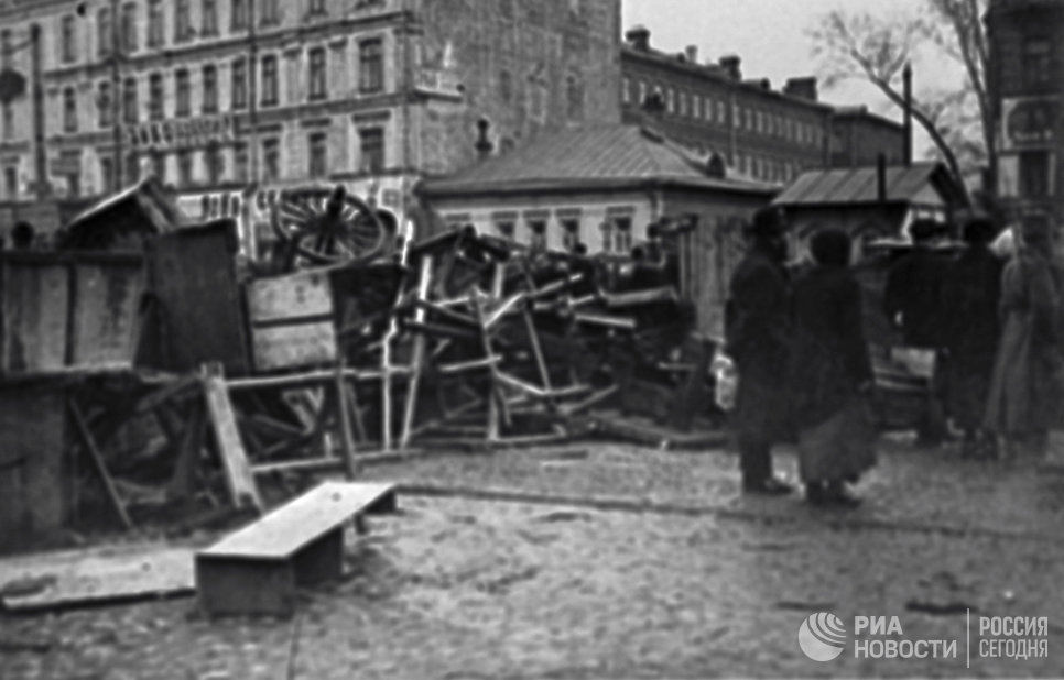 Москвичи обходят баррикады, перегородившие улицу на Красной Пресне Москвичи обходят баррикады, перегородившие улицу на Красной Пресне